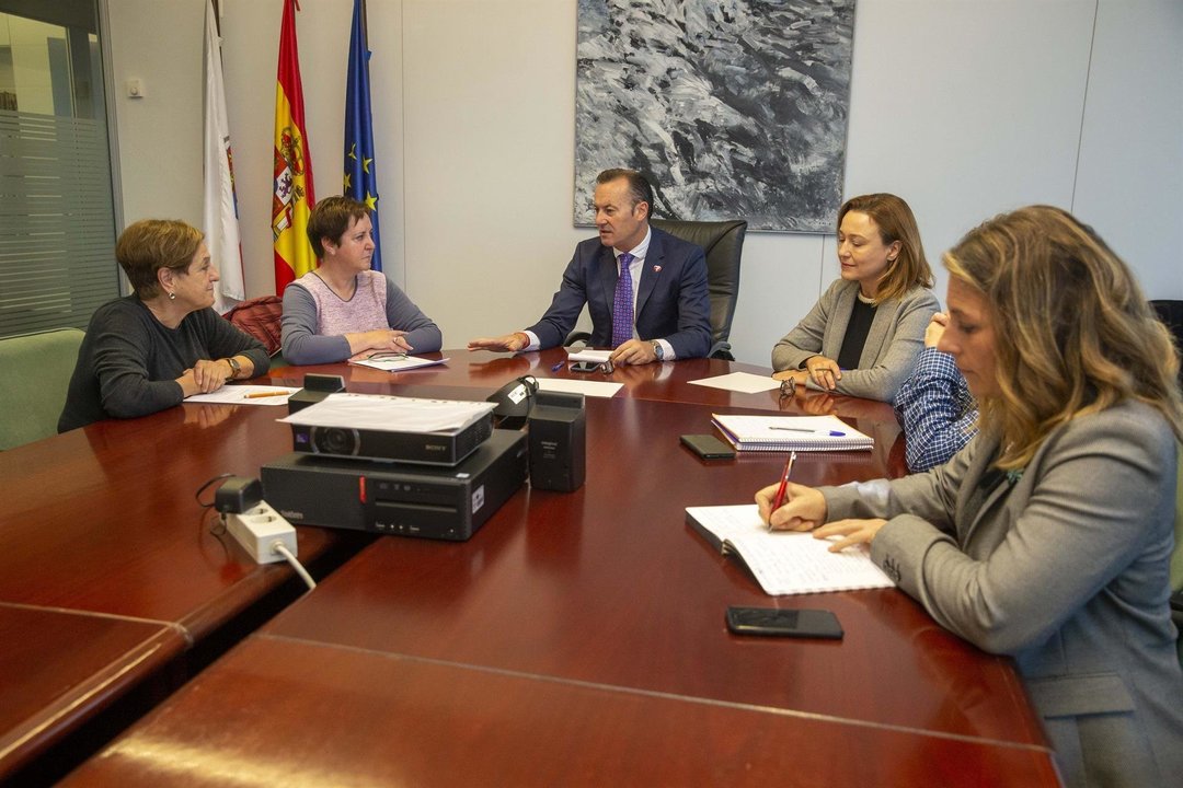 El consejero de Desarrollo Rural, Ganadería, Pesca, Alimentación y Medio Ambiente, Guillermo Blanco, con representantes de UGT