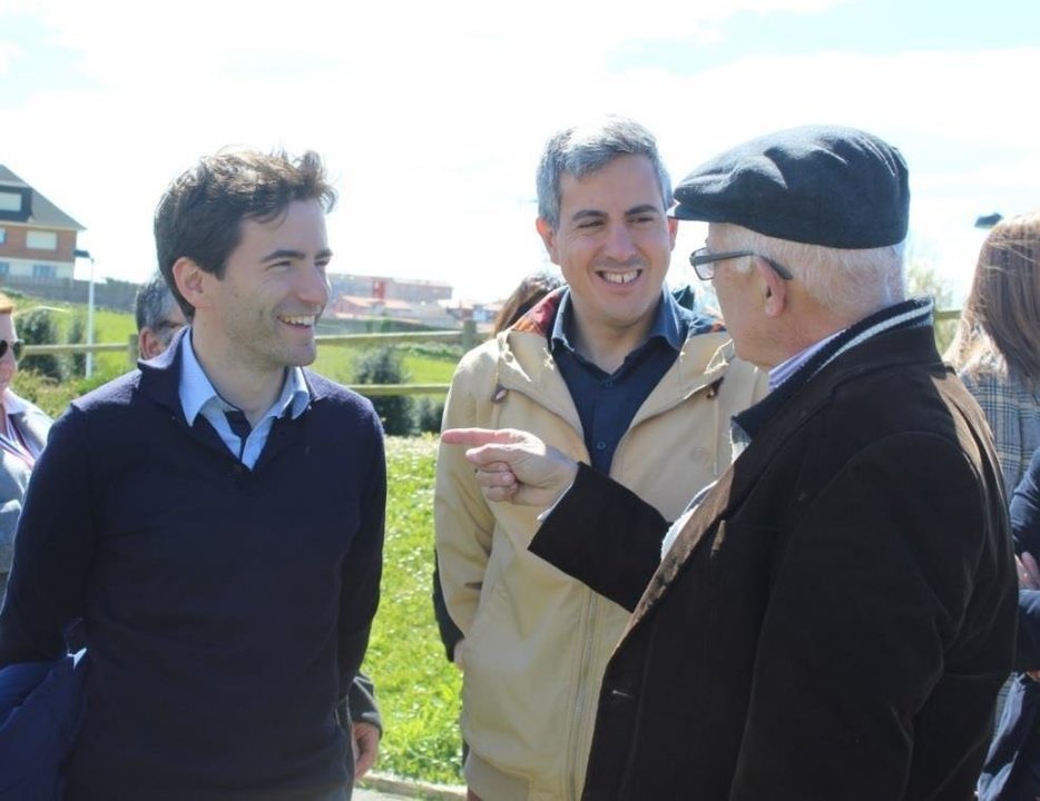 El candidato del PSOE Cantabria al Congreso de los Diputados, Pedro Casares, y el vicepresidente del Gobierno regional y líder de los socialistas cántabros, Pablo Zuloaga