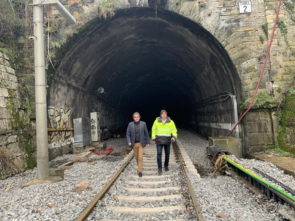 El consejero de Innovación, Industria, Transporte y Comercio de Cantabria, Francisco Martín, y el presidente del Puerto de Santander, Jaime González, visitan los desperfectos causados por la lluvia en la vía entre Reinosa y Lantuelo