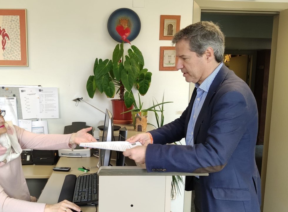 El portavoz de Ca en laa Cortes de Aragón, Daniel Pérez Calvo, registrando la proposición no de ley