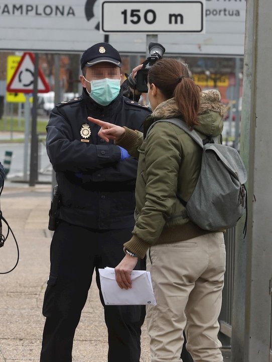 Efectivo de la Policía en un control por el Covid-19