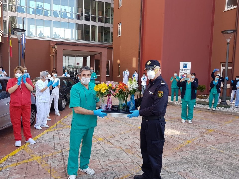 Acto de homenaje de la Policía a los trabajadores de las residencias de mayores