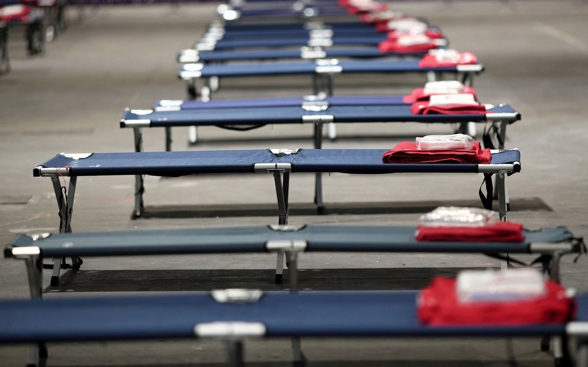 Camas colocadas por la UME en el pabellón 14 de Ifema para que puedan acudir personas sin hogar en plena crisis del coronavirus, en Madrid (España).