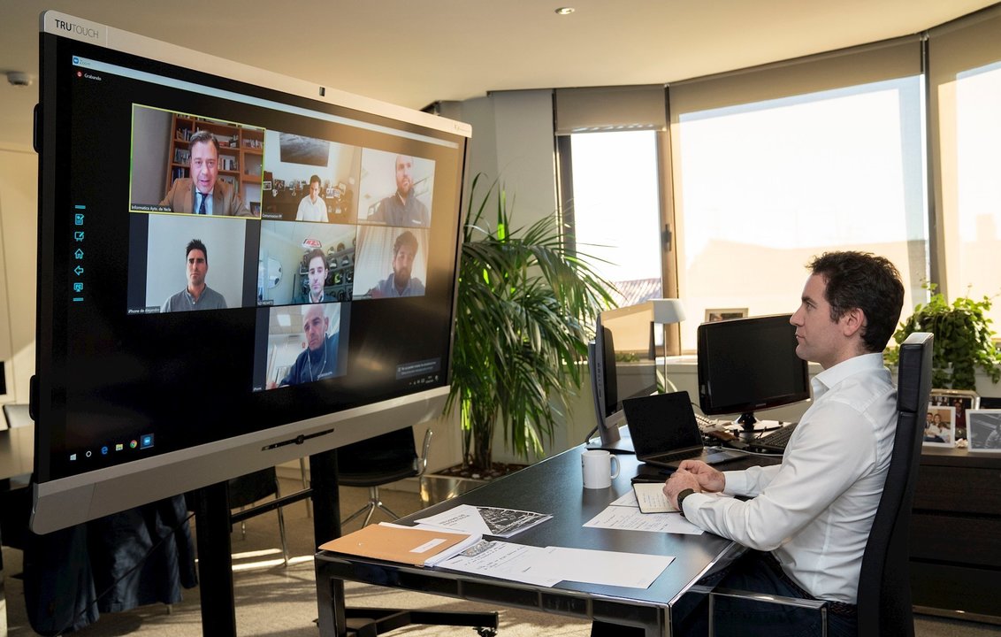 El secretario general del PP, Teodoro García Egea,  en una reunión por videoconferencia con el presidente de la Comunidad de Murcia, Fernando López Miras, y fabricantes del sector del mueble que han reconvertido sus negocios para elaborar mascarillas