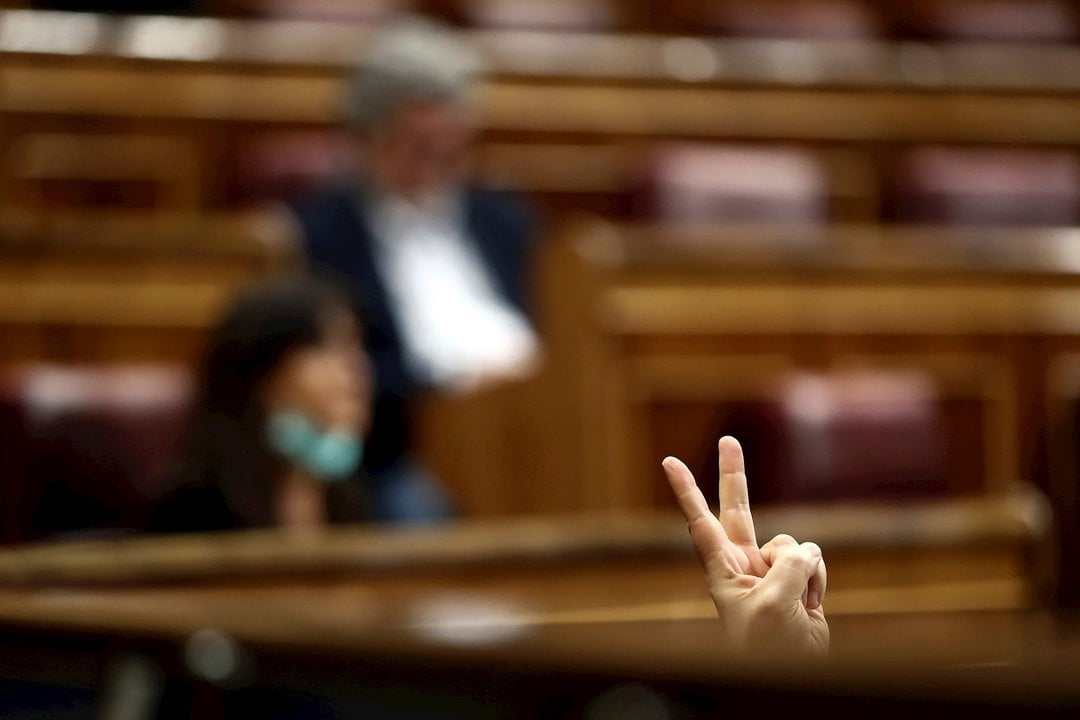 Un diputado marca votación en el Pleno del Congreso