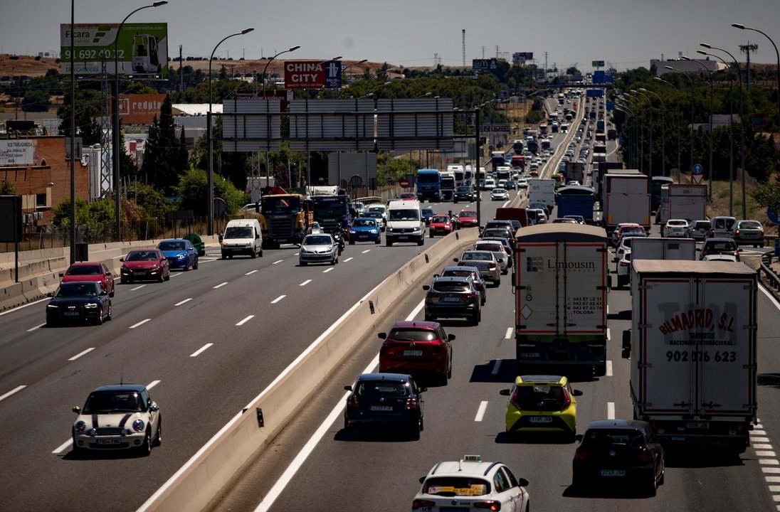 Imagen de una carretera española llena de vehículos. 