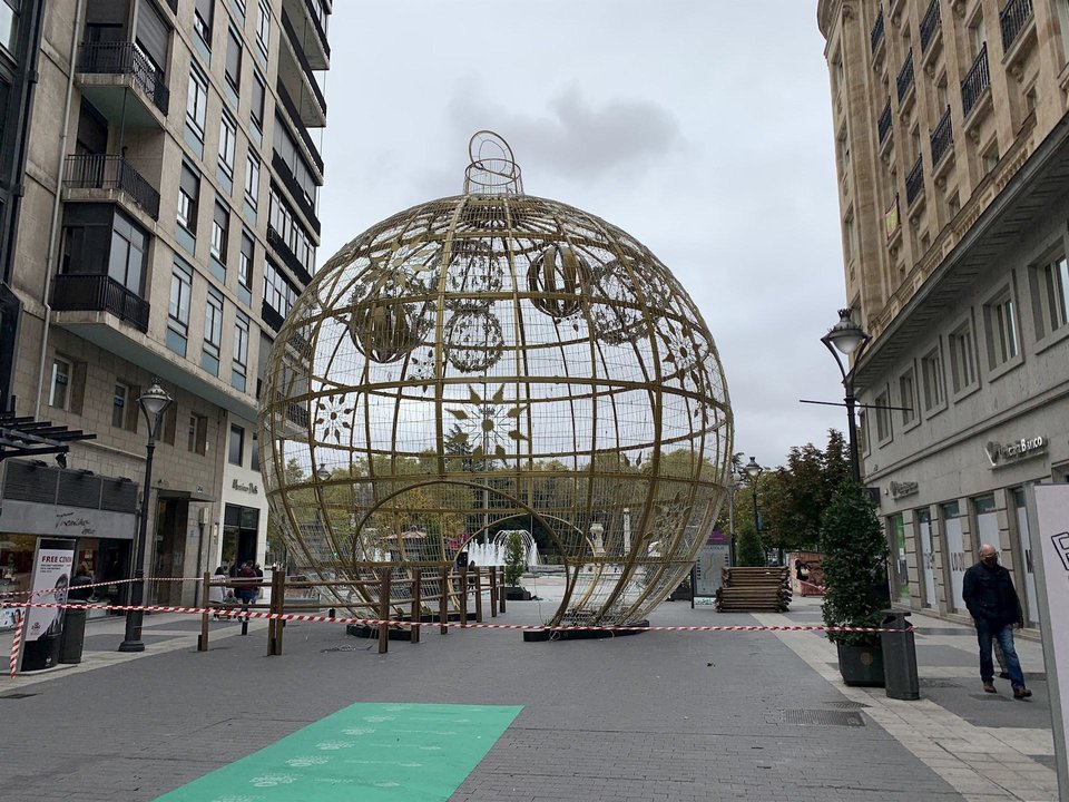 Instalación de la gran bola de Navidad en la calle Santiago de Valladolid.