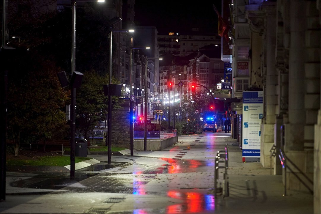 Plaza del Ayuntamiento la segunda noche de toque de queda, en Santander, Cantabria (España)