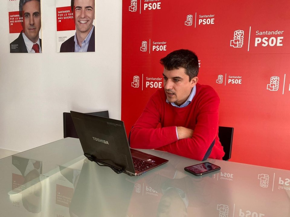 Daniel Fernández en su reunión telemática con hostelería