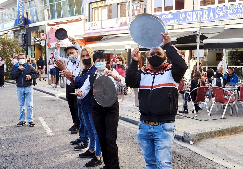 Varias personas realizan una cacerolada durante una protesta del sector de la hostelería ante las restricciones por el COVID-19, en Santander