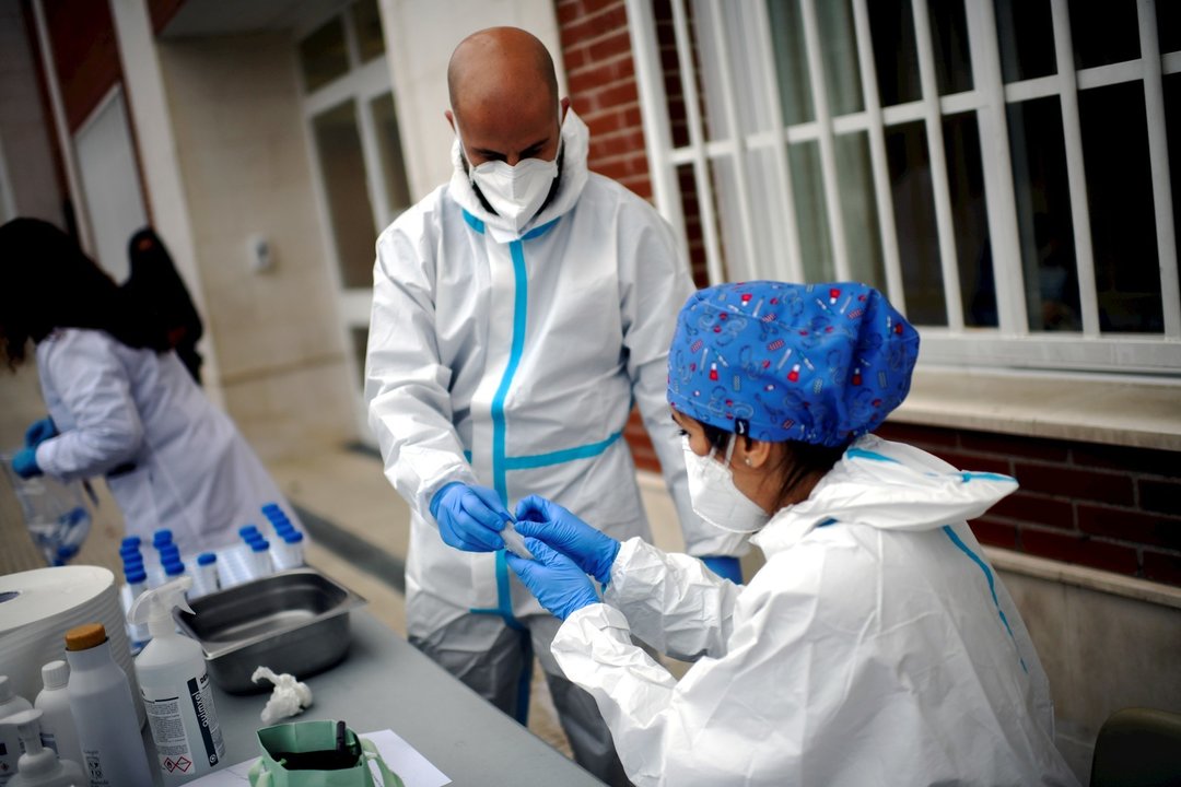 Sanitarios realizando tests de RT-PCR