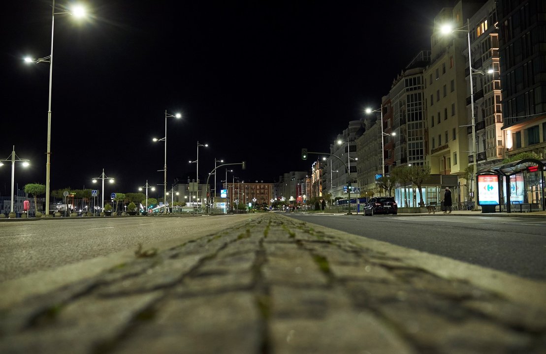 Archivo - Calle Castelar vacía por el toque de queda, en Santander