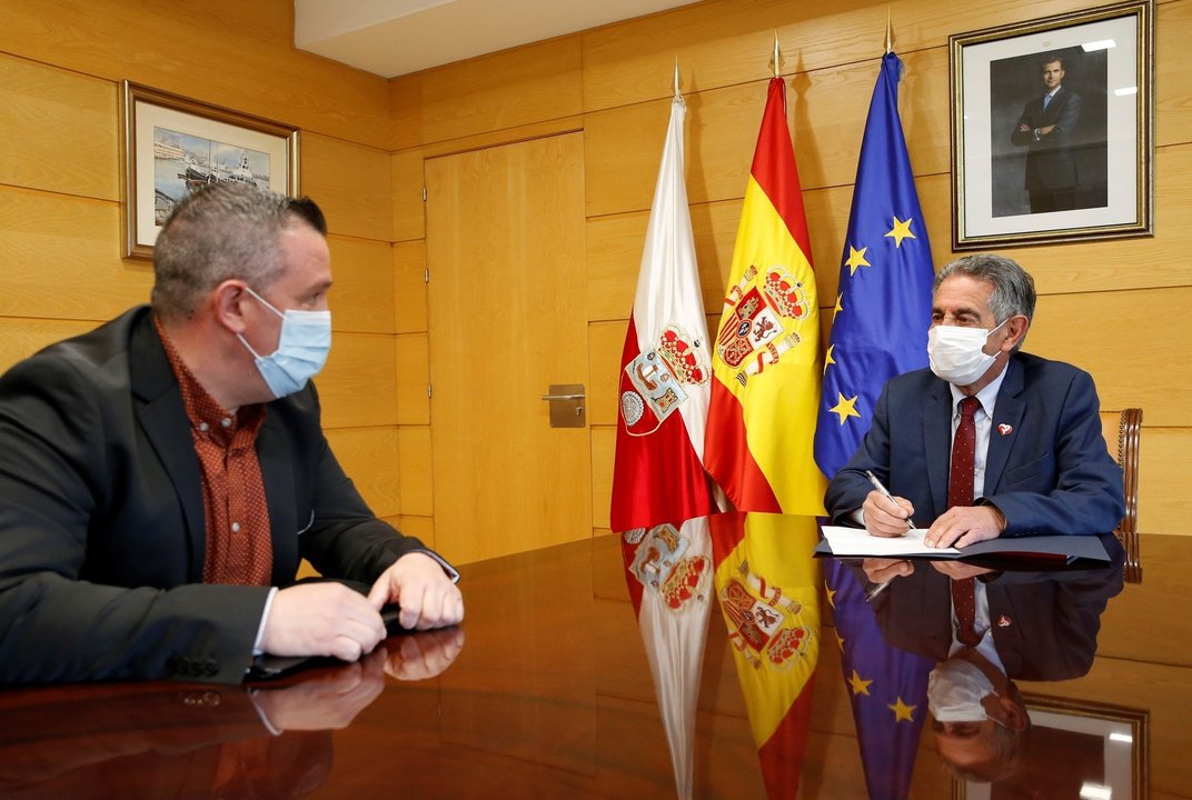 El presidente de Cantabria, Miguel Ángel Revilla, con el delegado de AILPOLD, José Antonio Martínez