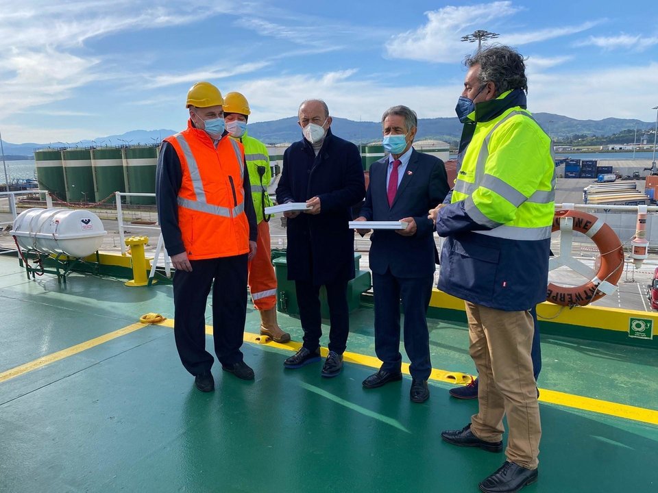 El presidente de Cantabria, Miguel Ángel Revilla, y el presidente y vicepresidente del Puerto, Francisco Martín y Javier López Marcano, entrregan al representnate de CLdN una metopa por la nueva escala con Liverpool y Dublín