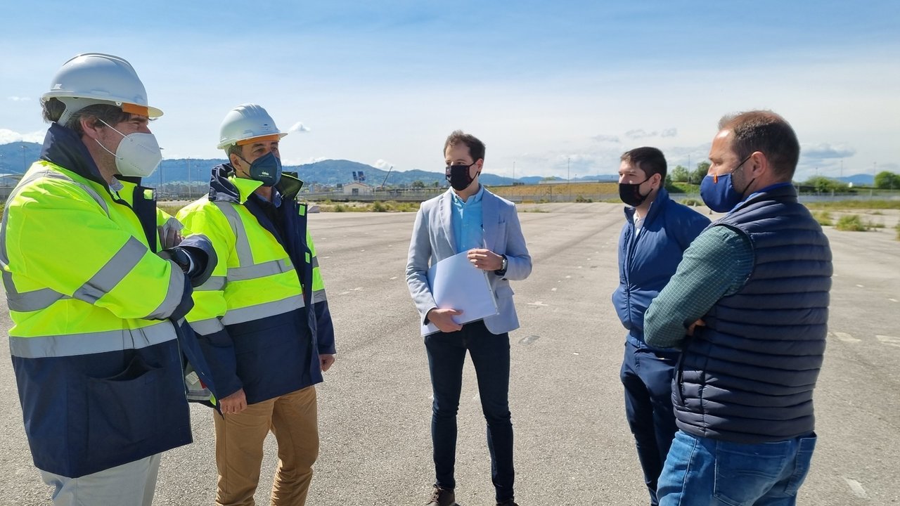 Francisco Martín durante la firma del acta de replanteo para la construcción de un aparcamiento en Raos