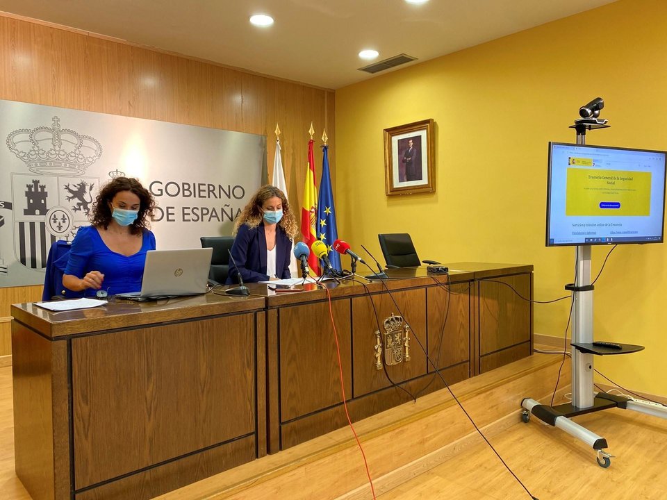 La delegada del Gobierno en Cantabria, Ainoa Quiñones (derecha) y la directora provincial de la Tesorería de la SS.SS, Eva Suárez, presentan 'Import@ss', el nuevo portal de la Seguridad Social