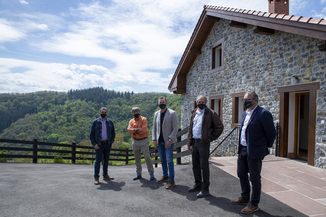 El consejero de Desarrollo Rural, Ganadería, Pesca, Alimentación y Medio Ambiente, Guillermo Blanco, visita el proyecto de creación de apartamentos turísticos en Sierra de Colio