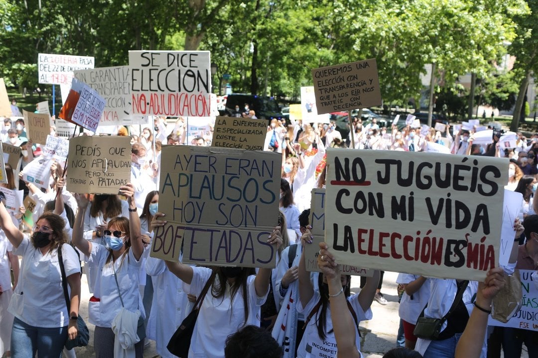 Varios sanitarios con carteles, participan en la manifestación convocada por la plataforma FSE Unida como protesta al sistema de adjudicación de plazas para el MIR este año frente al Ministerio de Sanidad, a 25 de mayo de 2021, en Madrid (España). Unas 3.