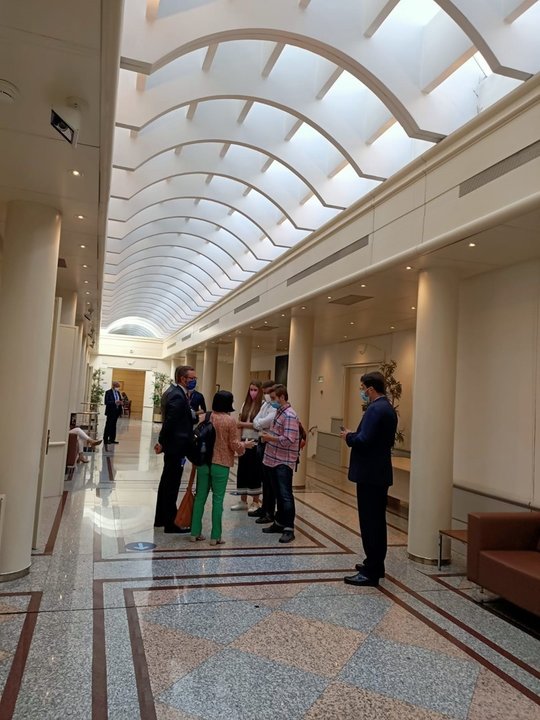 Carolina Darias mantiene una conversación con un MIR en los pasillos del Senado