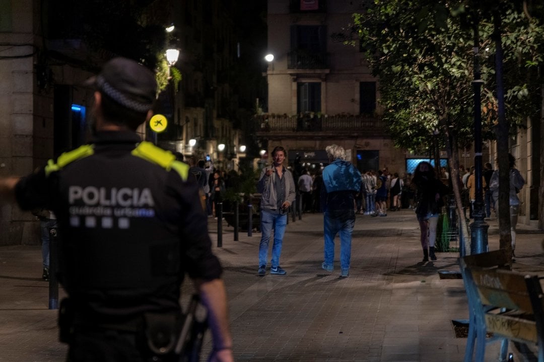 Agentes de la Guardia Urbana de Barcelona, frente a jóvenes en ambiente festivo, a 22 de mayo de 2021, en Barcelona, Catalunya (España). La Guardia Urbana de Barcelona, en un operativo conjunto con los Mossos d'Esquadra, han desalojado a un total de 3.959