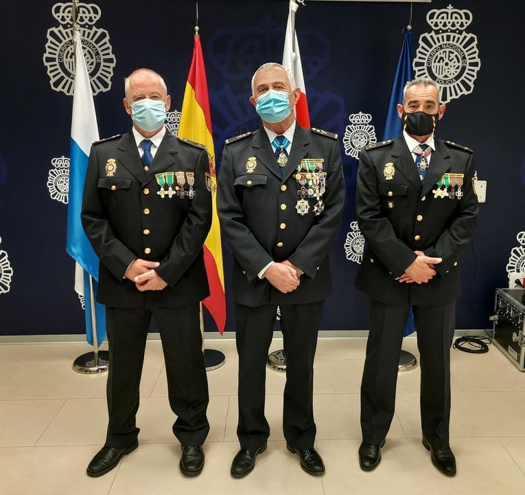 El jefe superior de la Policía Nacional en Cantabria, Hector Moreno, con los dos ascendidos a subinspector