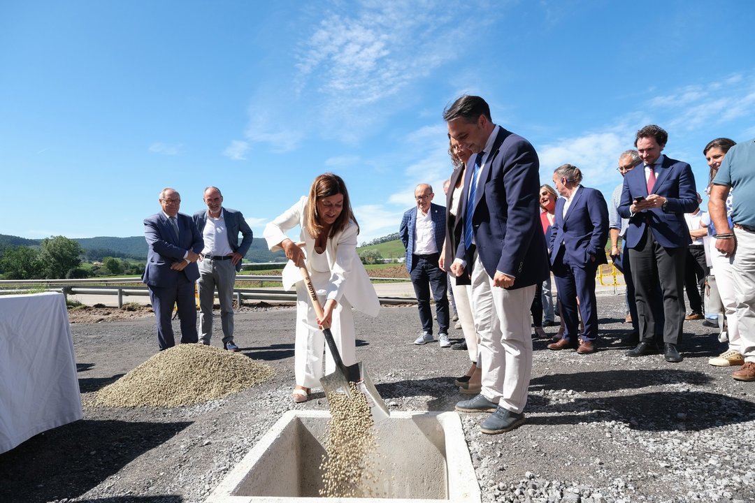 12:00 horas. Parbayón (Piélagos). La presidenta de Cantabria, María José Sáenz de Buruaga, acompañada de varios consejeros, pone la primera piedra del Centro Logístico de La Pasiega. 5 de septiembre de 2023 © Raúl Lucio