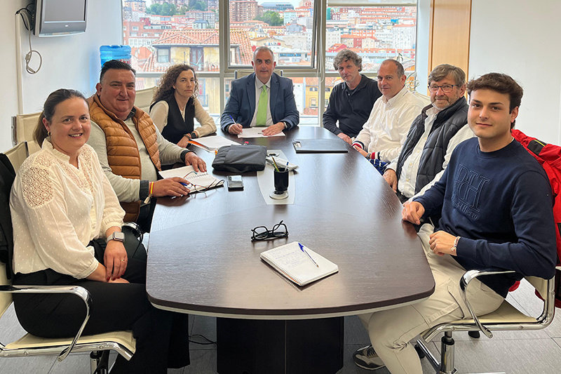 El consejero de Fomento, Ordenación del Territorio y Urbanismo, Roberto Media, se reúne con los presidentes de tres juntas vecinales de Val de San Vicente.