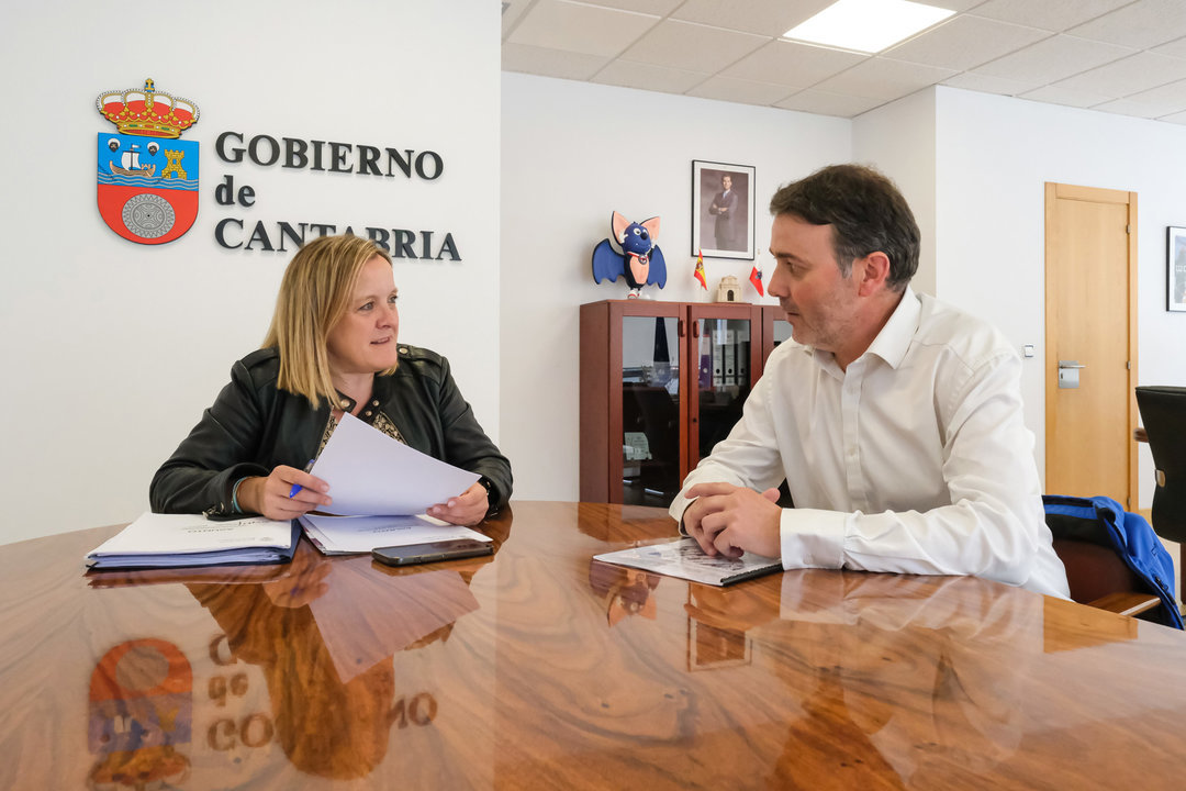 13:00 horas. Despacho de la consejera de Presidencia, Justicia, Seguridad y Simplificación Administrativa. La consejera de Presidencia, Justicia, Seguridad y Simplificación Administrativa, Isabel Urrutia, recibe al alcalde de Valdeolea, Fernando Franco. 27 de mayo de 2024 © Raúl Lucio