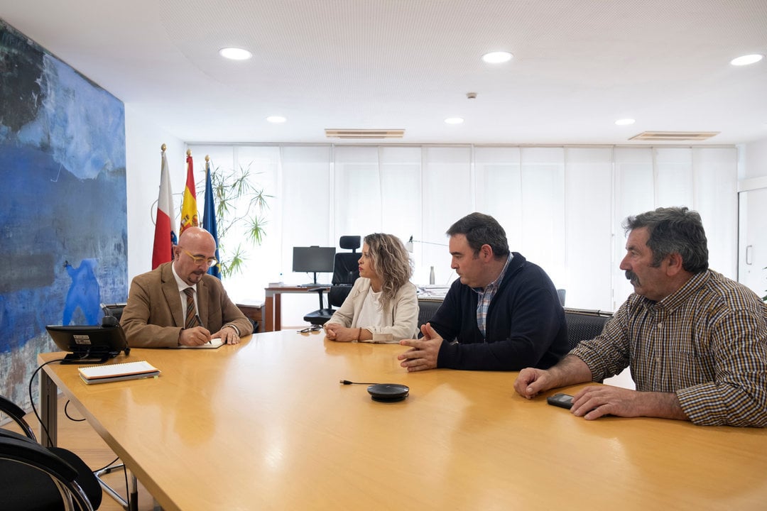 28/05/2024 12:30.- Despacho del consejero 

El consejero de Salud, César Pascual, recibe al alcalde de San Roque de Riomiera