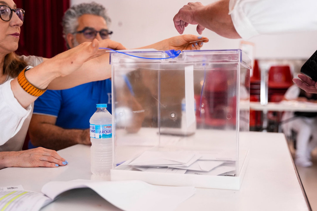 Detalle de la jornada electoral en el Colegio de los Maristas, a 9 de junio de 2024, en Sevilla (Andalucía, España). Hoy tienen lugar las elecciones europeas de 2024 en España. Más de 38 millones de españoles están llamados a pasar por las urnas en unos comicios en los que se eligen a 61 eurodiputados al Parlamento Europeo. El partido político más numeroso es el Partido Popular Europeo, con 177 parlamentarios, seguido del Grupo de la Alianza Progresista de Socialistas y Demócratas (143), mientras que el más pequeño es el grupo de la Izquierda, con 37 representantes.