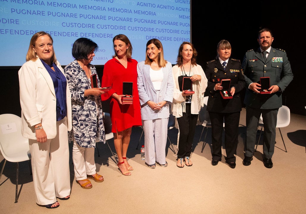 La presidenta de Cantabria, María José Sáenz de Buruaga, preside el acto de recuerdo y homenaje a las víctimas del terrorismo y la entrega de medallas de la Comunidad Autónoma. 

27 jun 24