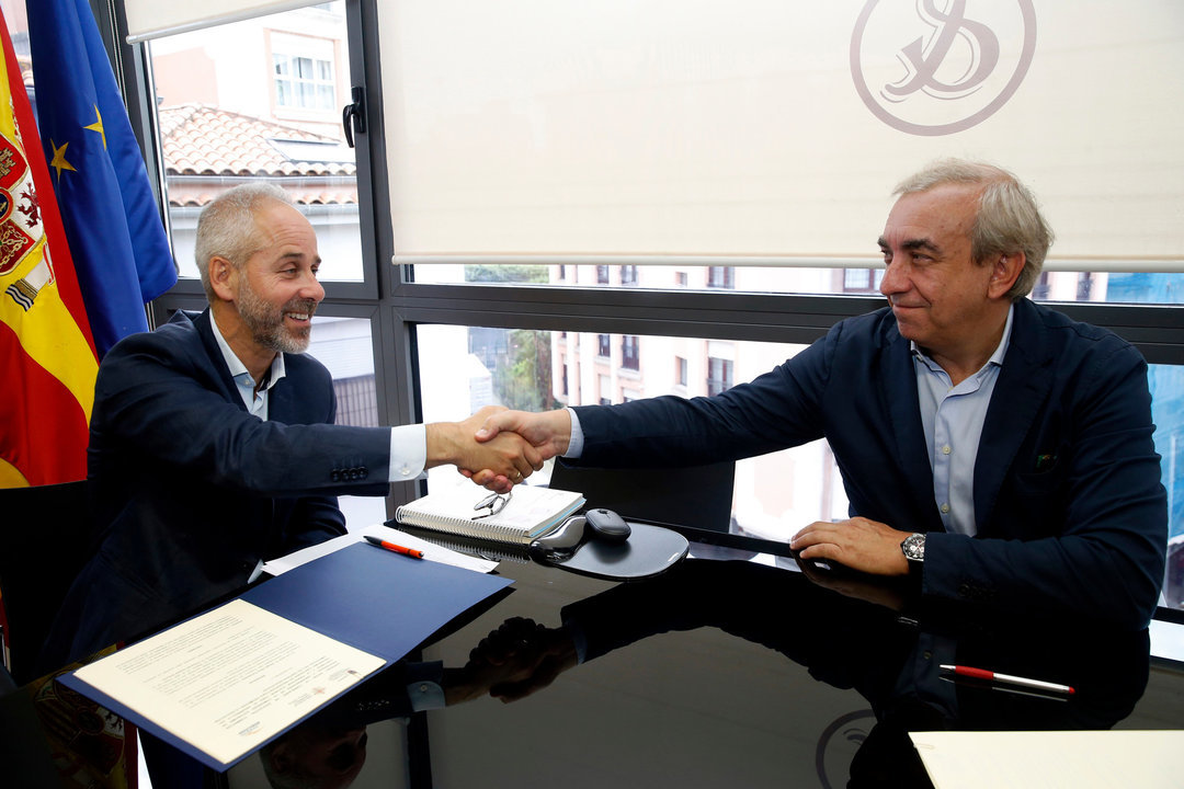 El consejero de Educación, Formación Profesional y Universidades, Sergio Silva, firma el convenio de colaboración con la Fundación Elecnor. 
9 jul 24