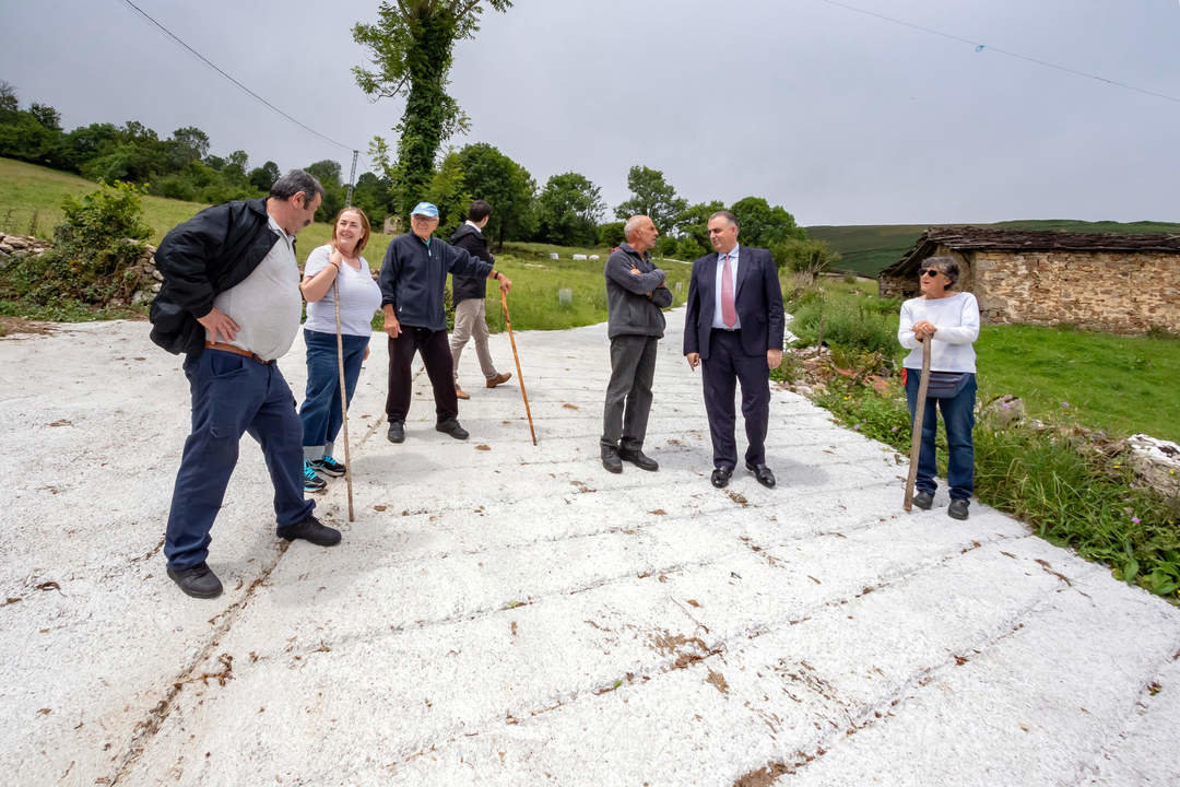 12:00 horas. Ayuntamiento de San Roque de Riomiera

El consejero de Fomento, Ordenación del Territorio y Medio Ambiente, Roberto Media, visita diversas actuaciones en el municipio.