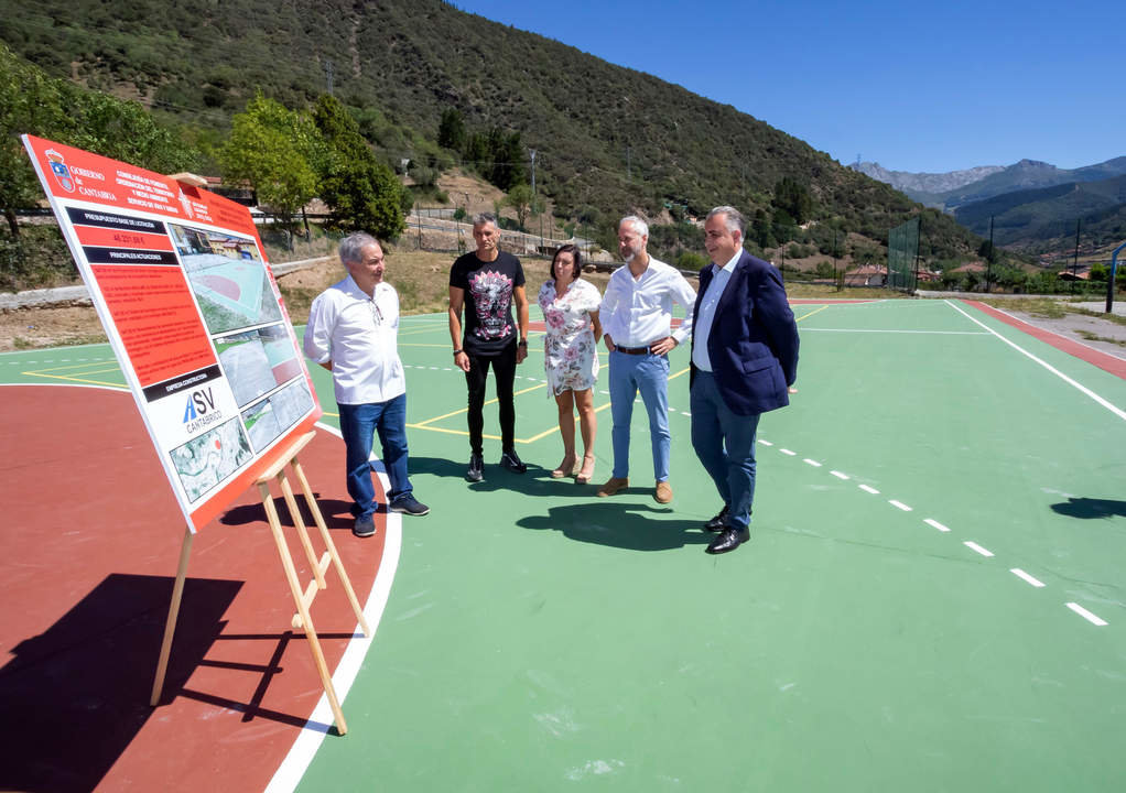 12:00 horas. Potes

Los consejeros de Fomento, Ordenación del Territorio y Medio Ambiente, Roberto Media, y de Educación, Formación Profesional y Universidades, Sergio Silva, visitan obras en el CEIP Concepción Arenal.