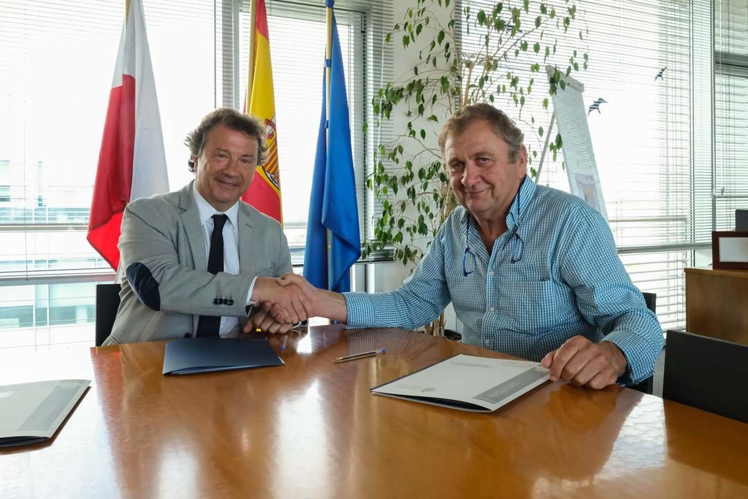 12:00 horas. Despacho del consejero. El consejero de Desarrollo Rural, Ganadería, Pesca y Alimentación, Pablo Palencia, firma convenios de colaboración con la Federación de Asociaciones de criadores de razas bovinas de aptitud cárnica y con la Asociación nacional de criadores de ganado vacuno de raza tudanca. 26 de julio de 2024 © Raúl Lucio