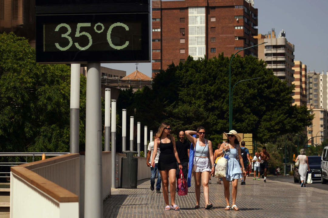 Varias personas intentan resguardarse del calor donde La AEMET ha lanzado un aviso especial por el peligro de las altas temperaturas durante el día de hoy, muchas zonas superarán los 40 grados a 1 de agosto de 2024 en Málaga, Andalucía.//Álex Zea.