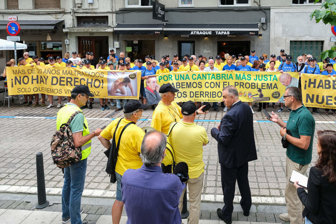 11:00 horas. Gobierno de Cantabria. El consejero de Fomento, Ordenación del Territorio y Medio Ambiente, Roberto Media, se reúne con la Asociación de Maltratados por la Administración (AMA) frente al Gobierno de Cantabria. 3 de agosto de 2024 © Raúl Lucio