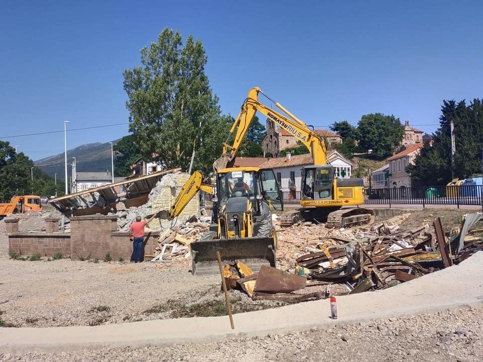 El lunes comenzó la demolición de la plaza.