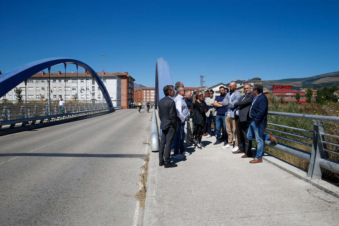 Autoridades sobre el puente nuevo del río Híjar