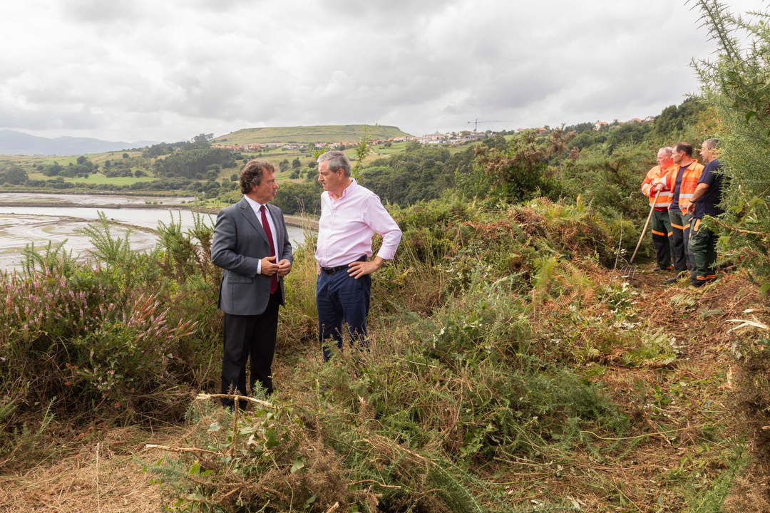 11:45 horas. Suances. bit.ly/3XbeDEE

 

El consejero de Desarrollo Rural, Ganadería, Pesca y Alimentación, Pablo Palencia, visita las obras de limpieza de un tramo del Camino de Santiago en Suances.