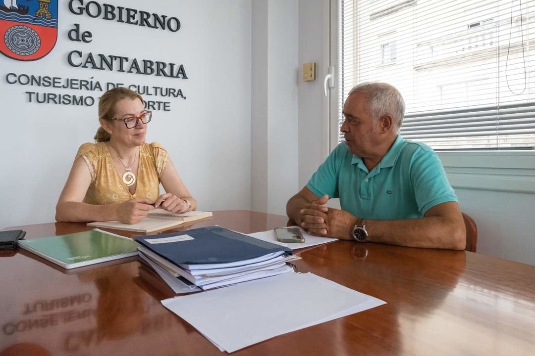 13:00 horas. Despacho de la consejera. La consejera de Cultura, Turismo y Deporte, Eva Guillermina Fernández, se reúne con el alcalde de Arenas de Iguña, Pablo Gómez. 21 de agosto de 2024 © Raúl Lucio