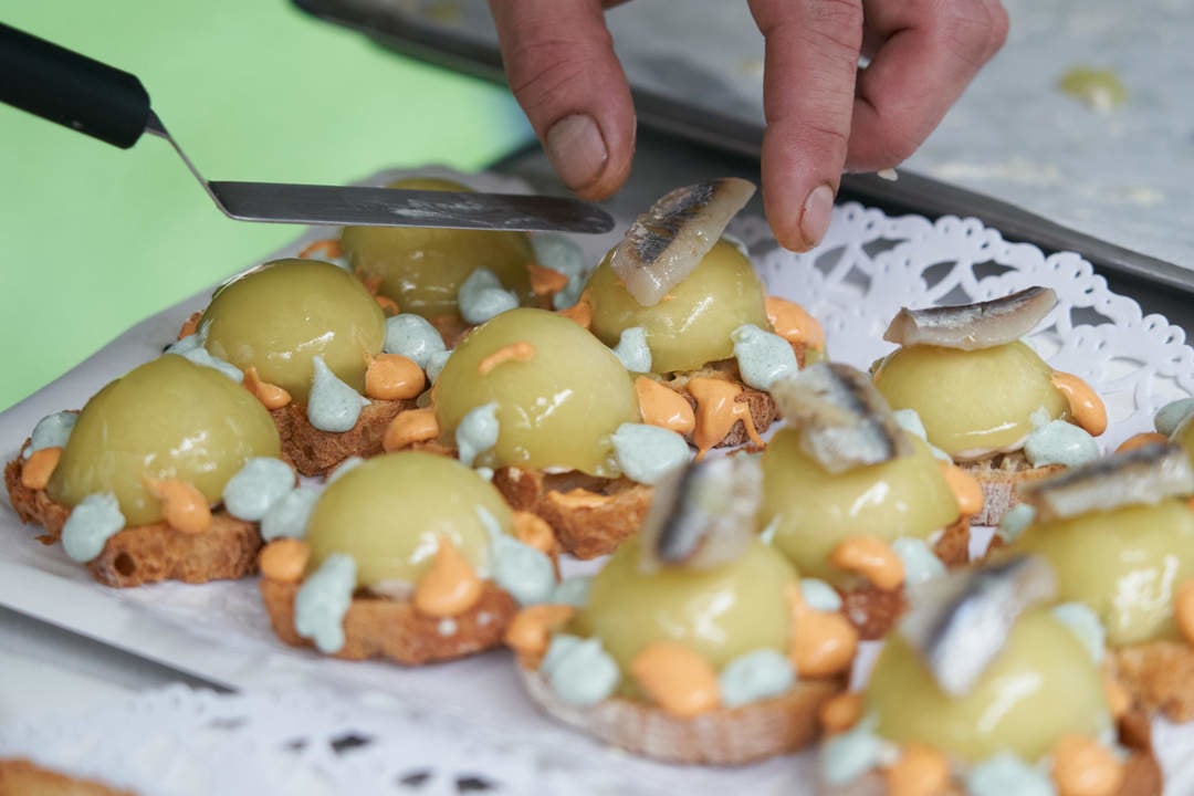 17-10-2021, vitoria. El congreso de pintxos Miniature organiza una degustación de pintxos en la que participan 25 establecimientos hosteleros de Euskadi y Navarra para conseguir lo que denominan "la barra de pintxos más grande del mundo" foto: Pablo González