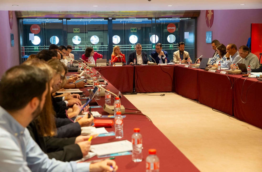 El consejero de Fomento, Vivienda, Ordenación del Territorio y Medio Ambiente, Roberto Media, inaugura una jornada de la comisión de Coordinación en Materia de Residuos del Ministerio para la Transición Ecológica y el Reto Demográfico. 
18 SEP 24