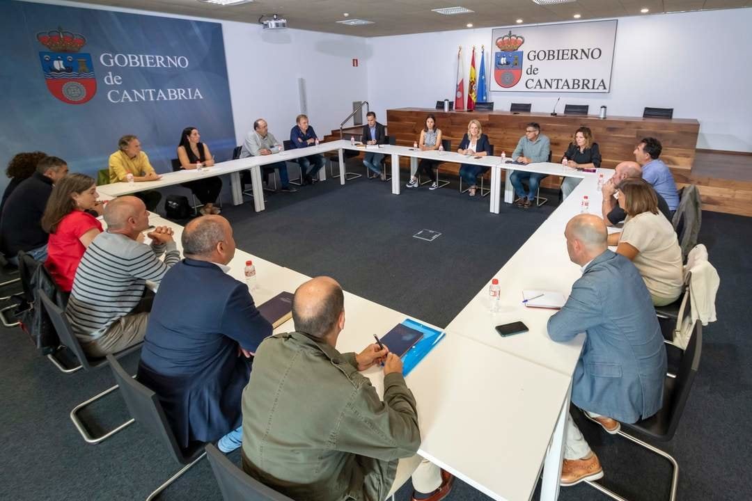 12:30 horas. Salón de actos de la Consejería (Planta 0)

La consejera de Desarrollo Rural, Ganadería, Pesca y Alimentación, María Jesús Susinos, se reúne con el sector ganadero.