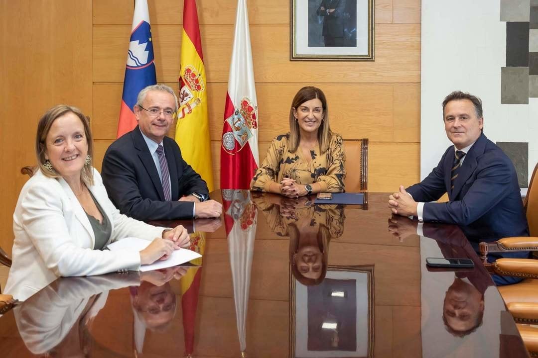 09:00 horas. Gobierno de Cantabria

La presidenta de Cantabria, María José Sáenz de Buruaga, recibe al embajador de la República de Eslovenia, Robert Krmelj.