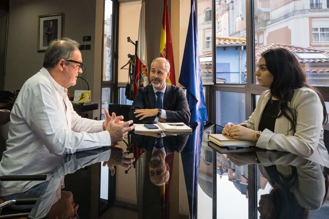 10:00 horas. Despacho del consejero. El consejero de Educación, Formación Profesional y Universidades, Sergio Silva, se reúne con la Asociación Mujer y Talento. 20 de sept. de 24 © Raúl Lucio