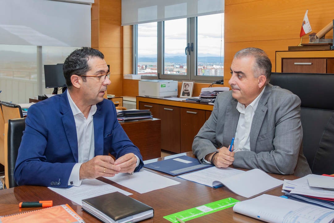 09:30 horas. Despacho del consejero

El consejero de Fomento, Vivienda, Ordenación del Territorio y Medio Ambiente, Roberto Media, recibe al alcalde de Val de San Vicente.