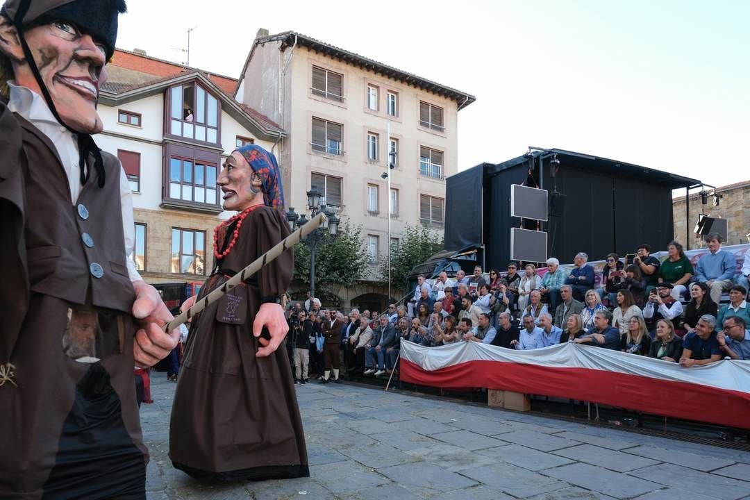 16:00 horas. Plaza de España, Reinosa. La consejera de Presidencia, Justicia, Seguridad y Simplificación Administrativa, Isabel Urrutia, asiste al desfile de carretas típicas con motivo del Día de Campoo. 29 de septiembre de 2024 © Raúl Lucio