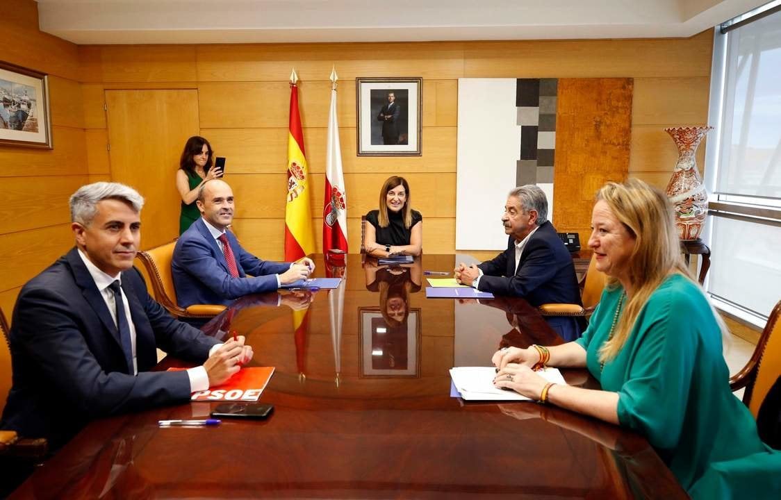 La presidenta de Cantabria, María José Sáenz de Buruaga, se reúne con las fuerzas políticas con representación en el Parlamento autonómico para informarles de los asuntos tratados en la reunión que mantuvo el viernes con el jefe del Ejecutivo español, Pedro Sánchez.

1 OCT 24