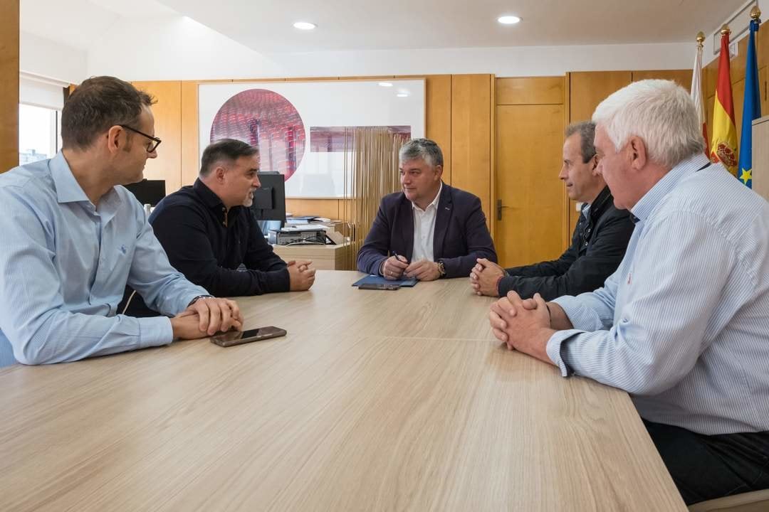 11:15 horas. Despacho del consejero. El consejero de Economía, Hacienda, Financiación Económica y Fondos Europeos, Luis Ángel Agüeros, recibe al alcalde de Santoña. 1 de octubre de 2024 © Raúl Lucio